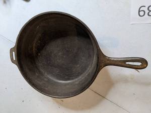 lot 139 image: Vintage 1940s Cast Iron Chicken Frying Pan