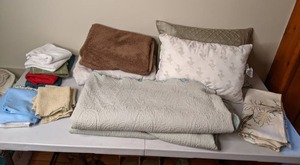 lot 22 image: Bed and Bath Quilt, Pillows, Towels, etc.