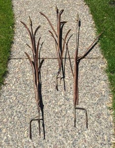 lot 30 image: Rustic Metal Cattail Yard Decor