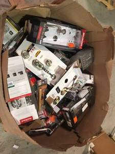 Assorted pallet of door lock sets (see all pictures)