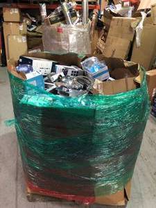 assorted pallet of faucets and other bathroom appliances (brands included Moen, Delta and Glacier Bay etc.) (See all pictures)