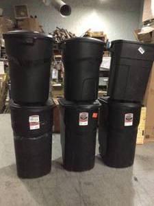 lot of garbage bins Customer Returns See Pictures (different sizes)