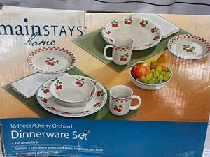 lot 9 image: New Mainstays 16pc Dinnerware Set