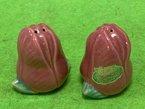 lot 15 image: Rosemeade Pottery Tulip Salt & Pepper Shakers