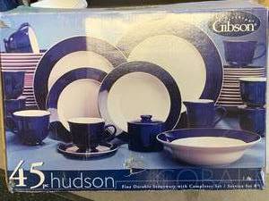lot 18 image: New in Box Hudson 45 Piece Service For Eight