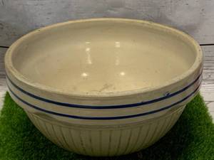 lot 21 image: Vintage Stoneware Pottery Bowl 9  Diameter