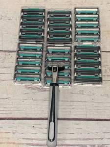 lot 22 image: Razor With 30 Blades