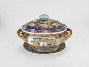 lot 15 image: Vintage Decorative Oriental Porcelain Covered Tureen With Tray