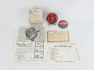 lot 18 image: Vintage 1961 Wright and McGill Company Fre-Line Spinning Wheel Model 10BC