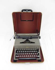 lot 45 image: Vintage 1940s Arrow Royal Portable Typewriter