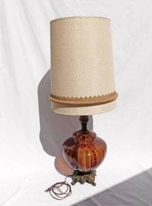lot 11 image: Vintage 1972 FF and FF Industries Amber Glass Large Table Lamp