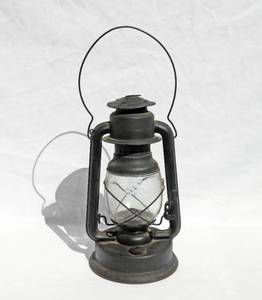 lot 189 image: Vintage Dietz D-Lite Large No. 2 Kerosene Lamp