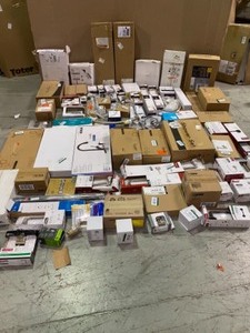lot 17 image: Lot of assorted faucets and other bathroom plumbing items Various Conditions See Pictures