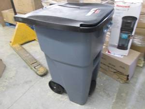 Large Rubbermaid Brute Trash Bin...