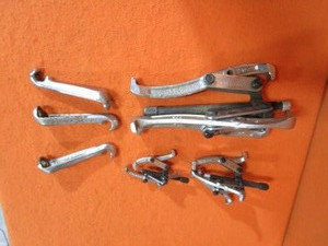 lot 69 image: Gear Pullers