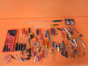 lot 74 image: Screw Drivers