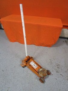 lot 21 image: 2 ton Floor Jack