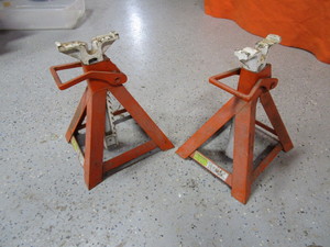 lot 22 image: 6 ton Jack Stands