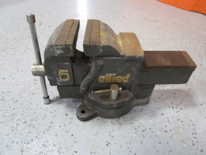 lot 24 image: 5 Bench Vise