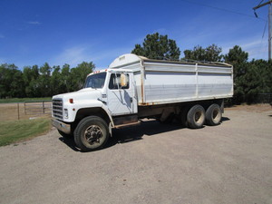 lot 1 image: 1983 IH Grain Truck