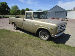 lot 3 image: 70 International 1000 Pickup