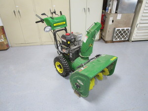 lot 10 image: JD 928E 28 Snowblower