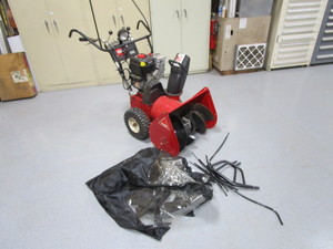 lot 11 image: Toro 624 24 Snowblower