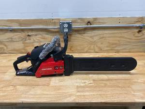 lot 34 image: CRAFTSMAN S160 16-in 42-cc 2-cycle Gas Chainsaw