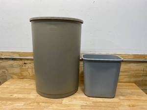 lot 82 image: RUBBERMAID Lot of 2-  Garbage Cans