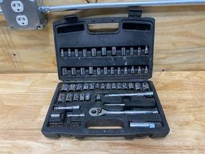 lot 100 image: HUSKY Tool Set