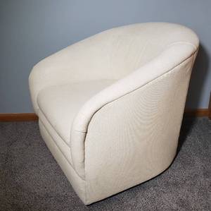 lot 51 image: Bassett Furniture Swivel Armchair