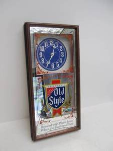 lot 60 image: Vintage OLD STYLE Lighted Beer Clock Sign