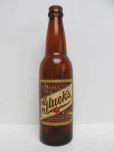 lot 65 image: Vintage 1930s GLUEKS Paper Label Beer Bottle