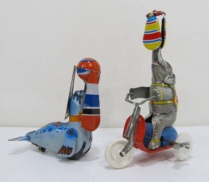 lot 195 image: Spinning Balancing Ball Tin Litho Circus Elephant & Seal