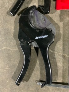 lot 12 image: VARIOUS HUSKY BRAND HAND TOOLS. VARIOUS KINDS AND CONDITIONS. SEE PICTURES