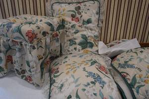 lot 225 image: bedding set