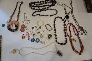 lot 238 image: Jewelry
