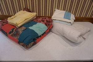 lot 267 image: Pad, quilt, sheets