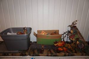 lot 272 image: Fall dcor
