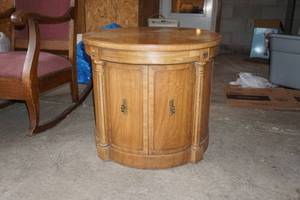 lot 286 image: Round table
