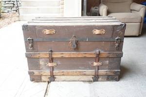 lot 287 image: Antique trunk