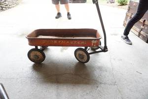 lot 288 image: Red wagon