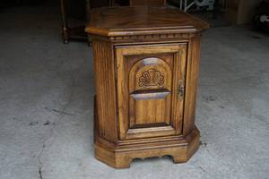 lot 290 image: End table cabinet