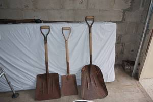 lot 312 image: shovels