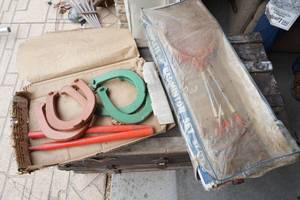lot 343 image: Horseshoes, battmitton