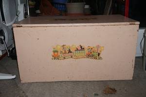 lot 346 image: Vintage toy box