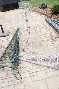 lot 347 image: Xmas lawn dcor