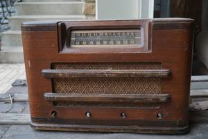 lot 350 image: Vintage radio