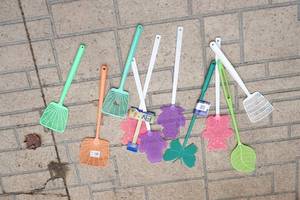 lot 364 image: Fly swatters