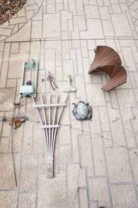 lot 369 image: Dcor, garden tools